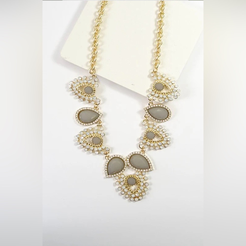 Elegant Gold, Green & White Statement Necklace - Picture 11 of 12